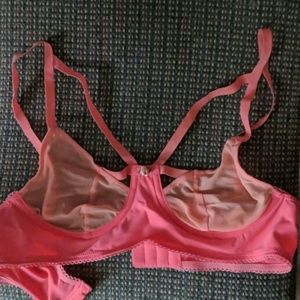 bra (can fit 32A/32B/maybe 32C)
